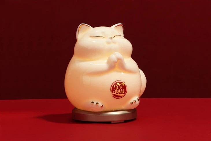 Fortune Cat Speech Control Porcelain Lamp